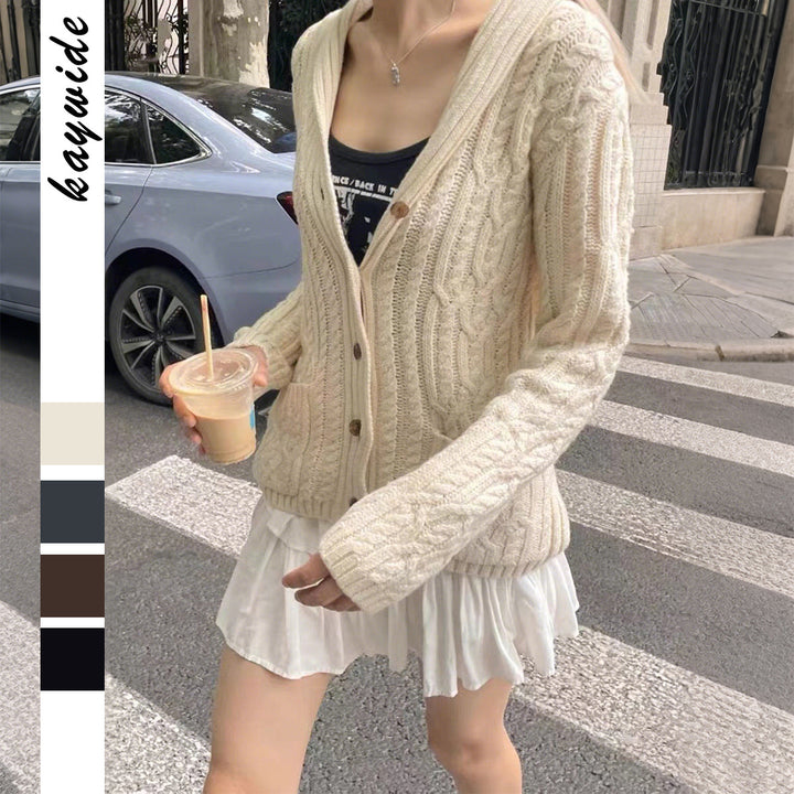 Damen Kapuzen-Strickcardigan mit Zopfmuster, Schalkragen und Holzknöpfen – Veloura