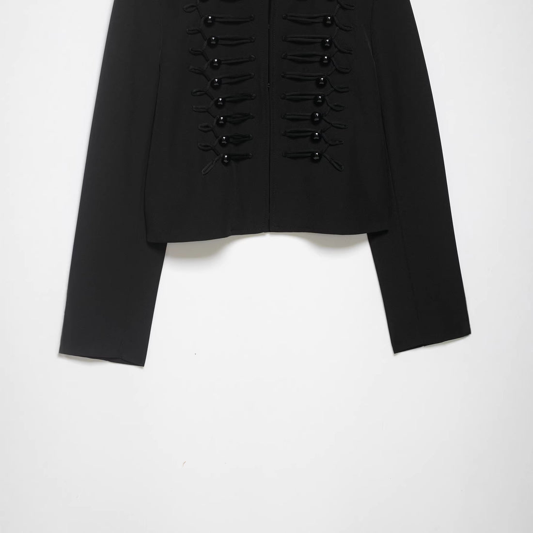 Damen Cropped Militärblazer mit Stehkragen und dekorativen Froschverschlüssen Echo Archiv