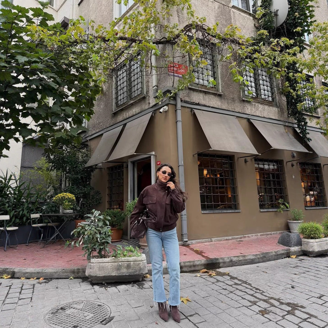 Damen Kurze Boxy‑Jacke in Velourslederoptik mit hohem Funnelkragen Echoarchiv