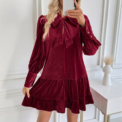 Damen Samtkleid mit Plissee‑Struktur, Schleifenkragen und Stufenrock Echoarchiv
