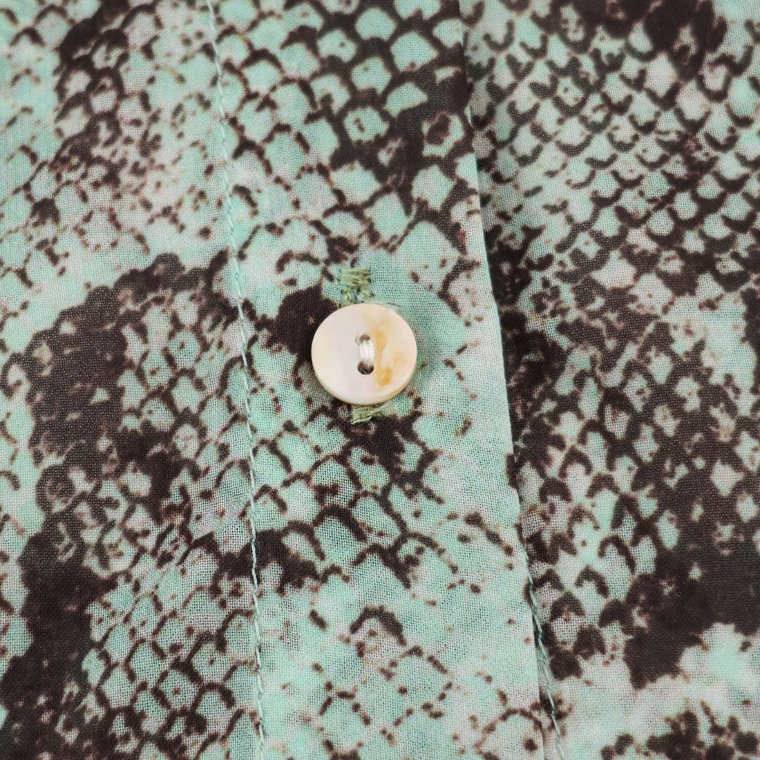 Damen Bluse mit Wasserfall-Schalkragen und Schlangenprint Echoarchiv