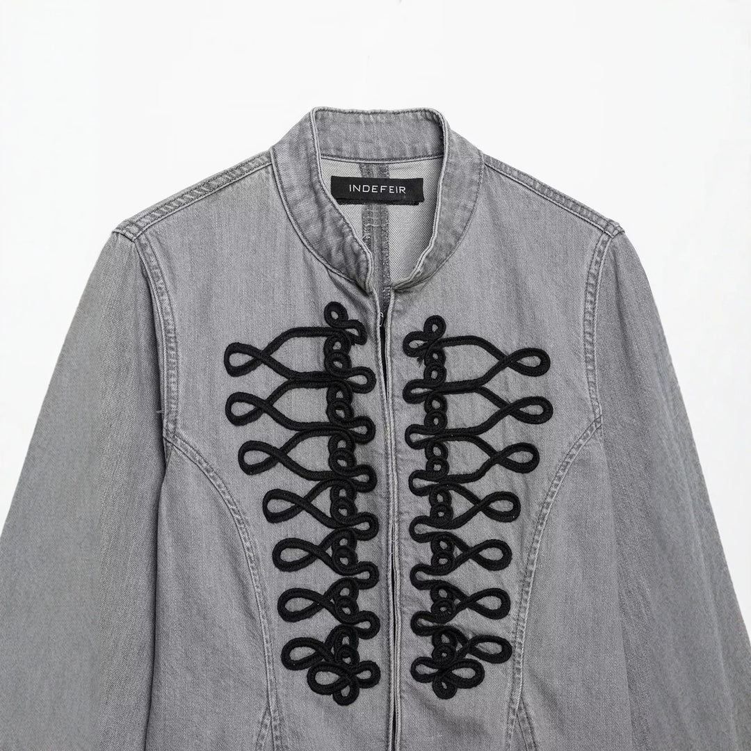 Damen Cropped Jeansjacke mit Mandarin‑Kragen und dekorativen Zierknoten Echoarchiv