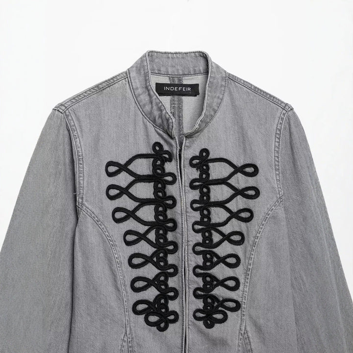 Damen Cropped Jeansjacke mit Mandarin‑Kragen und dekorativen Zierknoten Echoarchiv