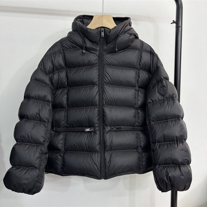 Damen kurz geschnittene Thermo-Steppjacke mit Kapuze, Reißverschlusstaschen und elastischen Bündchen – Célinea