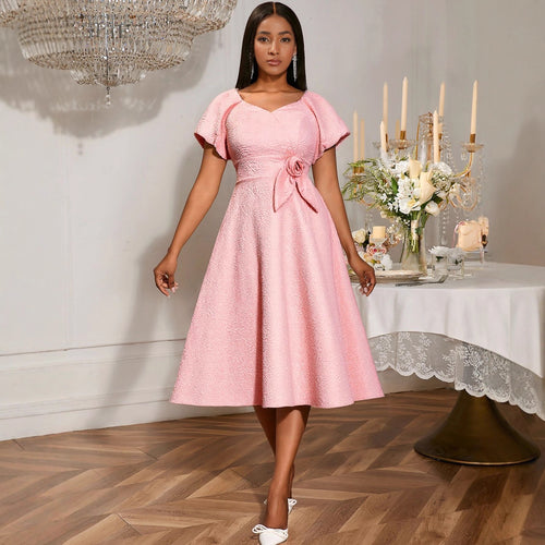 Damen elegantes Kleid mit Schößchen, Blumenapplikation und Puffärmeln Echo Archiv