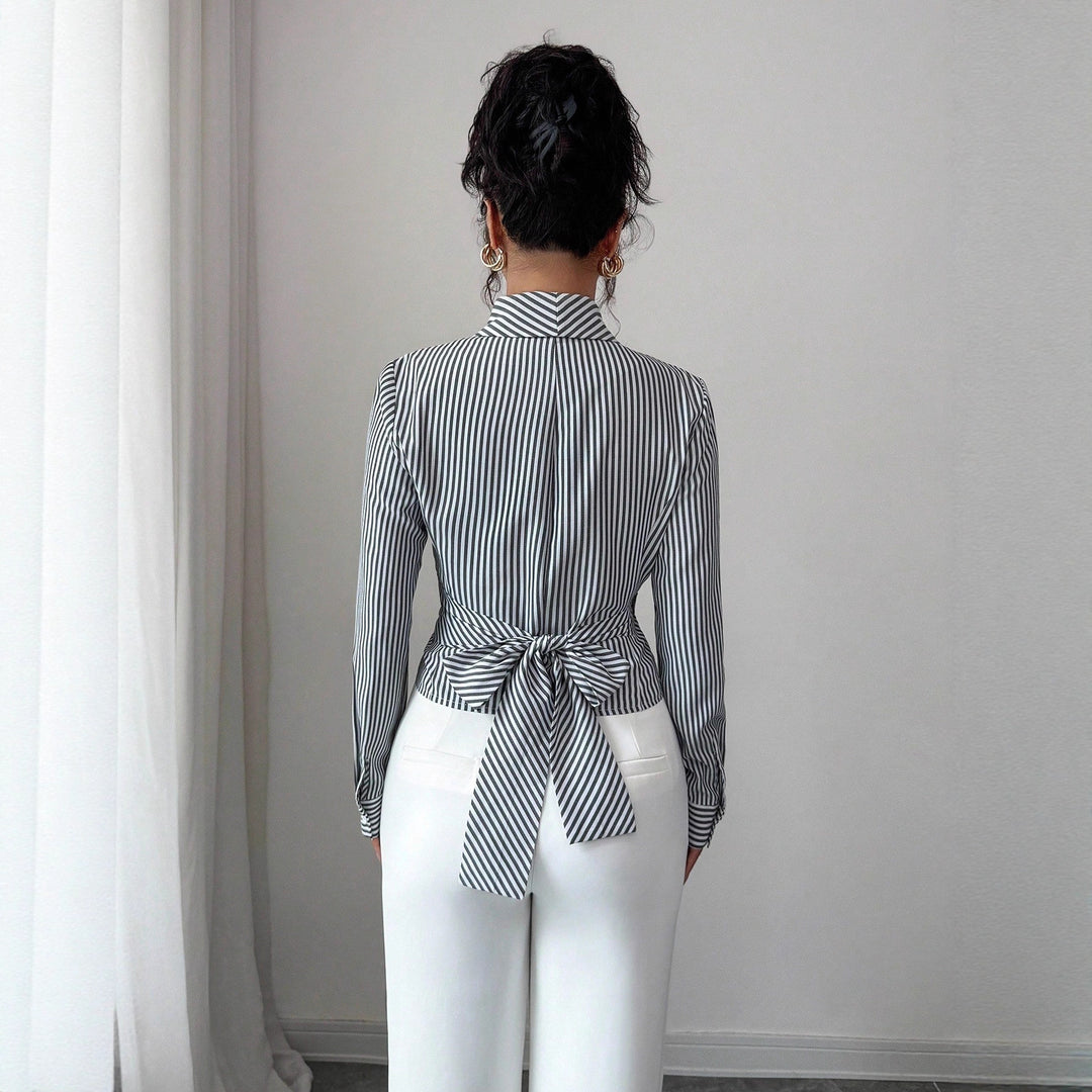 Damen nan taillierte Wickelbluse mit Reverskragen und dekorativer Metallschließe Echo Archiv