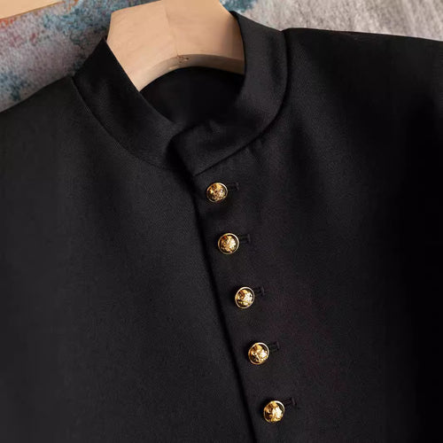 Damen Modische Jacke mit Stehkragen und goldenen Knöpfen Echoarchiv