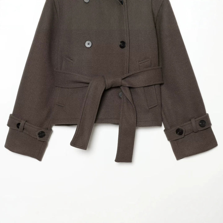 Damen Kurze Capejacke aus Wollmix mit hohem Stehkragen, Doppelreihe und Bindegürtel Echoarchiv