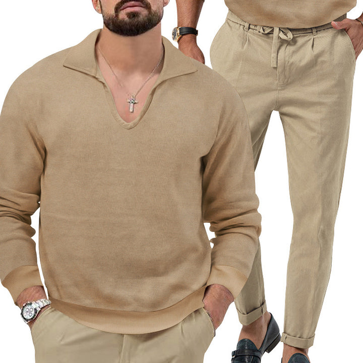 Herren gemütlicher Pullover mit V-Ausschnitt und eleganter Hosenkombination Echoarchiv