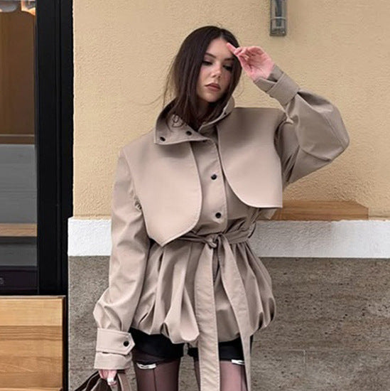 Damen Sculpturaler Boxy-Blouson mit hohem Stehkragen und gerafftem Volumenbund Echoarchiv