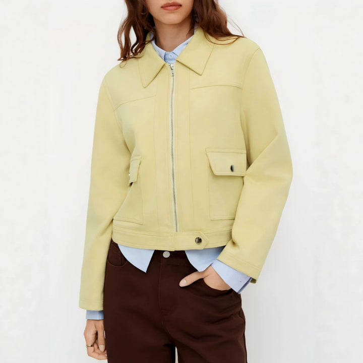 Damen Kurzjacke mit Reißverschluss, Hemdkragen und Pattentaschen – Célinea