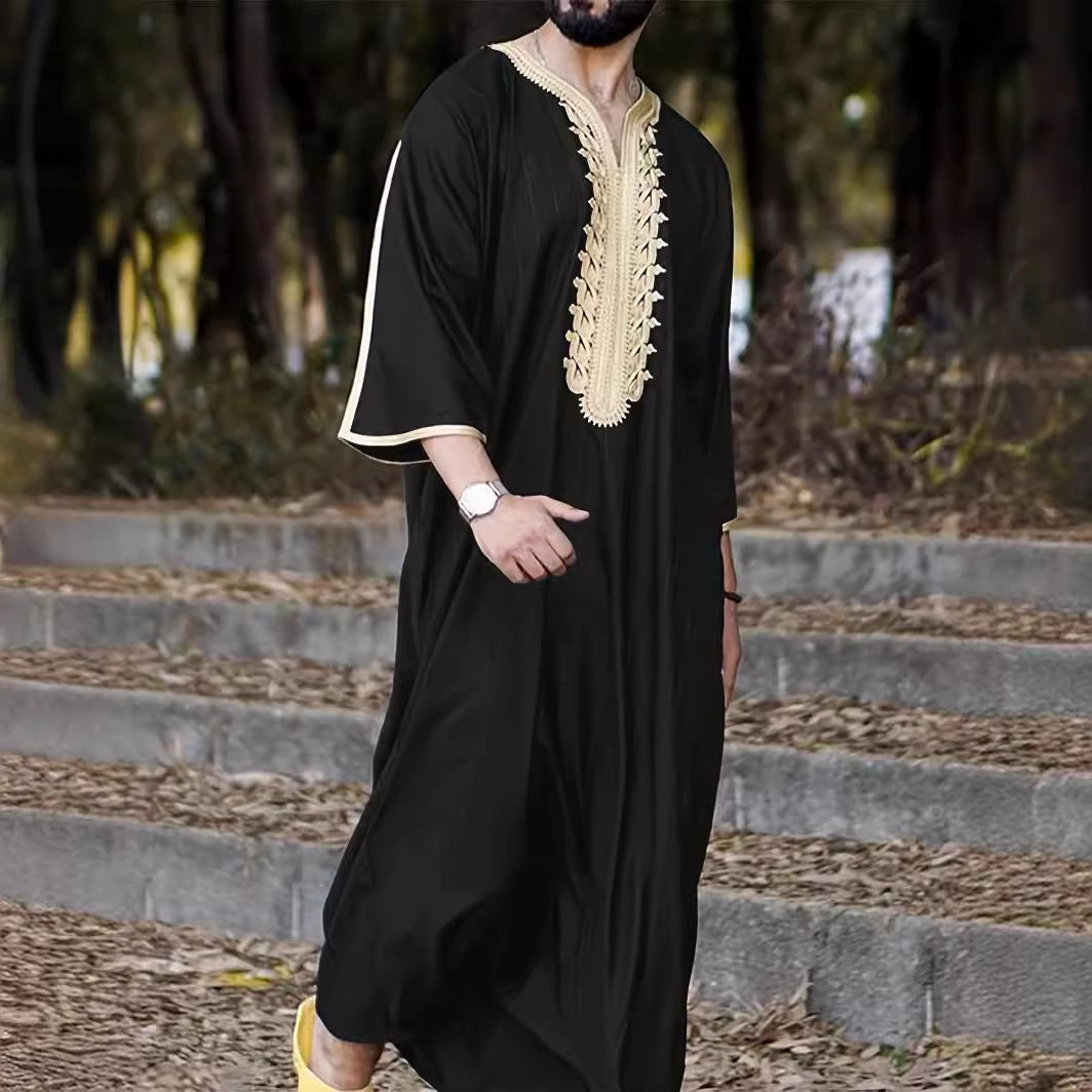 Herren traditioneller Kaftan mit kunstvollen Stickdetails Echoarchiv