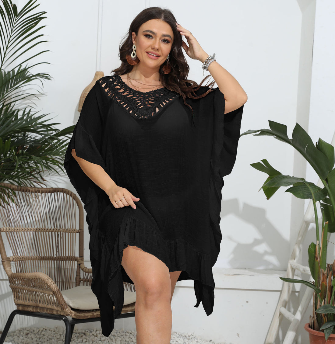 Damen luftiger Strandponcho mit gehäkeltem Ausschnitt – Célinea