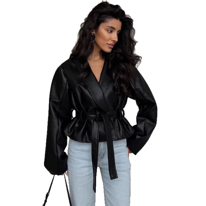 Damen Taillierte Kunstleder-Jacke mit Schößchen, Bindegürtel & Schalkragen Echoarchiv