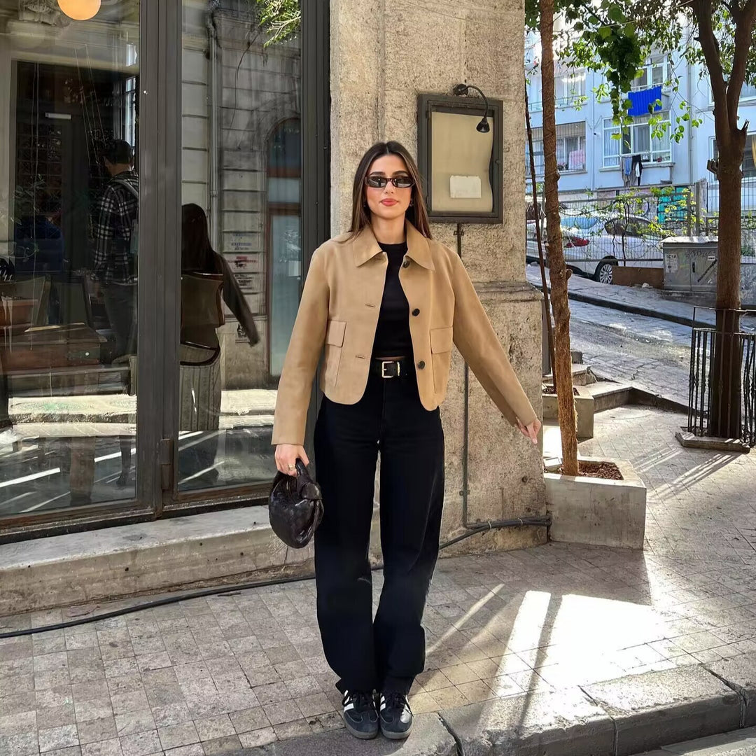 Damen cropped Wildlederoptik Jacke mit Hemdkragen und großen aufgesetzten Taschen – Célinea