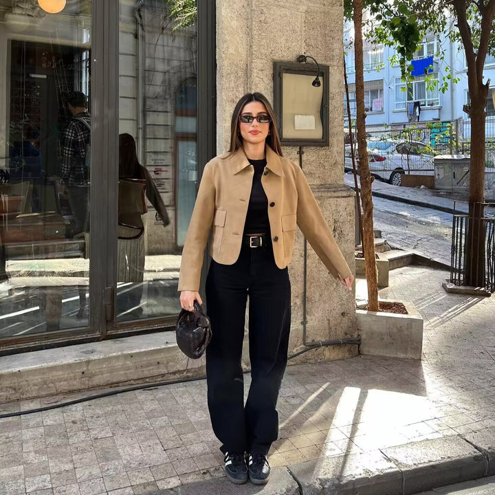 Damen cropped Wildlederoptik Jacke mit Hemdkragen und großen aufgesetzten Taschen – Célinea
