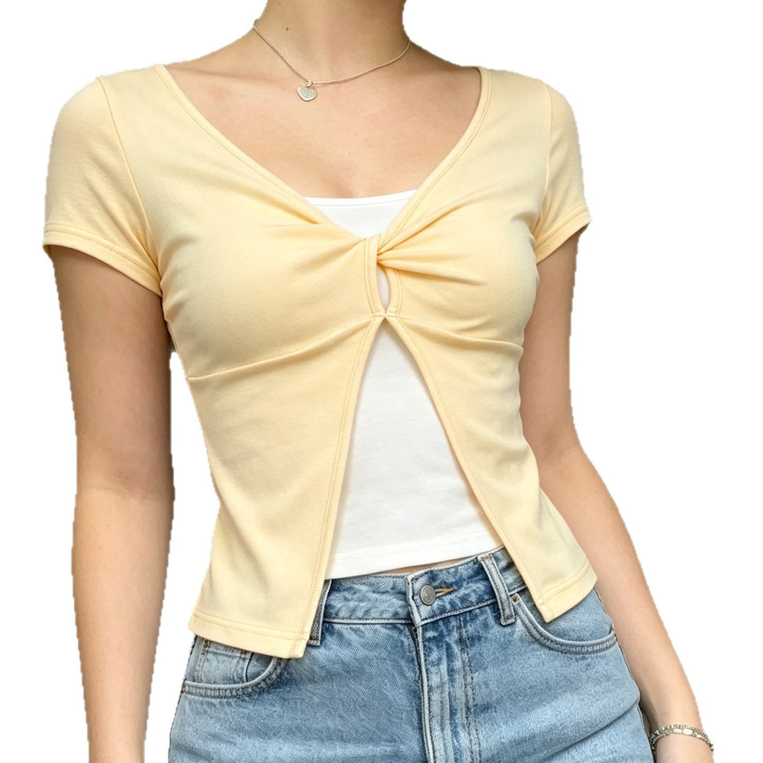 Damen Süßes kurzes T-Shirt mit Knoten-Design und Cut-out-Details Echo Archiv