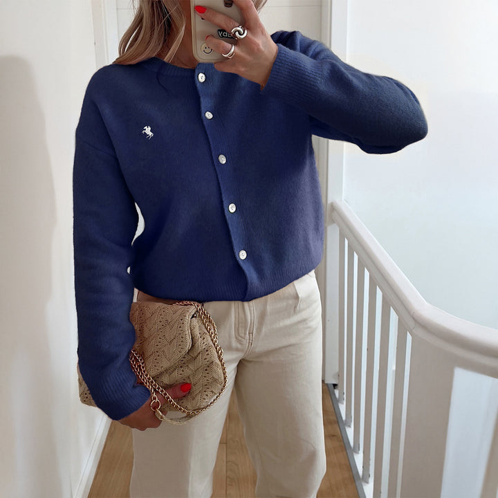 Damen kurze Feinstrick‑Strickjacke mit Perlmuttknöpfen, Rundhalsausschnitt und zierlichem Pferde‑Stick – Veloura