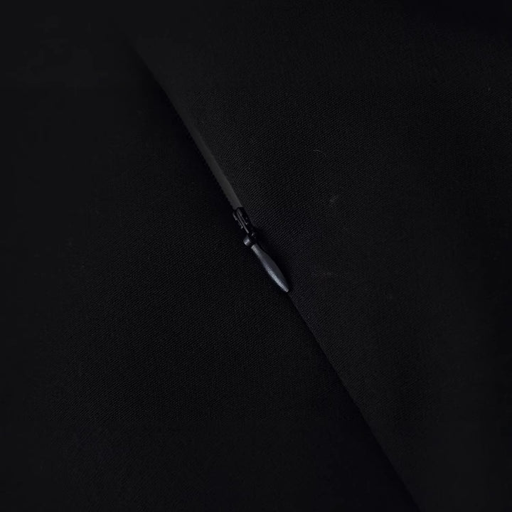 Damen Kurzblazer‑Kleid mit dramatischem Cut‑Out, betonter Schulter und goldenen Schmuckverschlüssen Echoarchiv