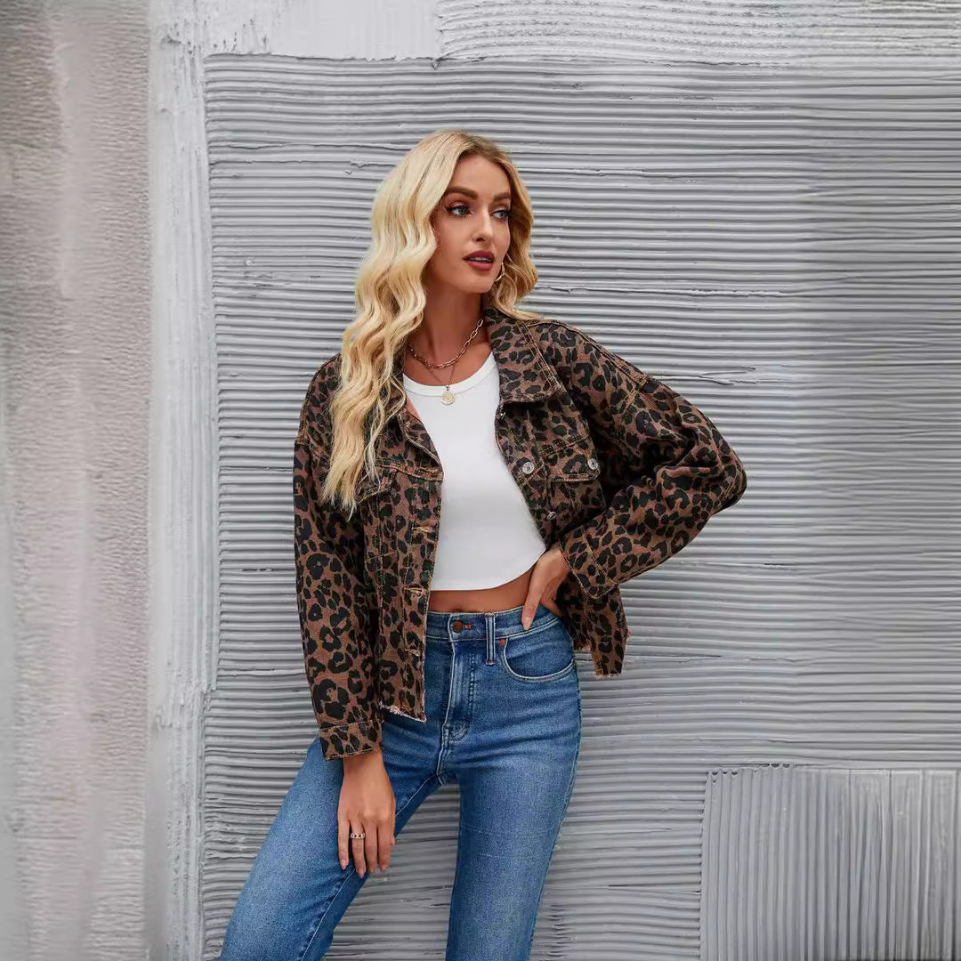 Damen Jeansjacke Im Angesagten Leo-Design mit Cooler Schnittführung und Lässigen Details Echoarchiv