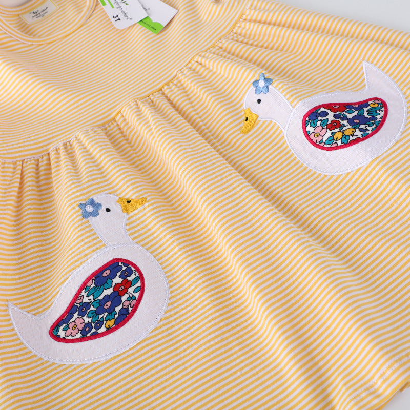 Mädchen Freizeitkleid mit liebevollen Entenapplikationen Echo Archiv