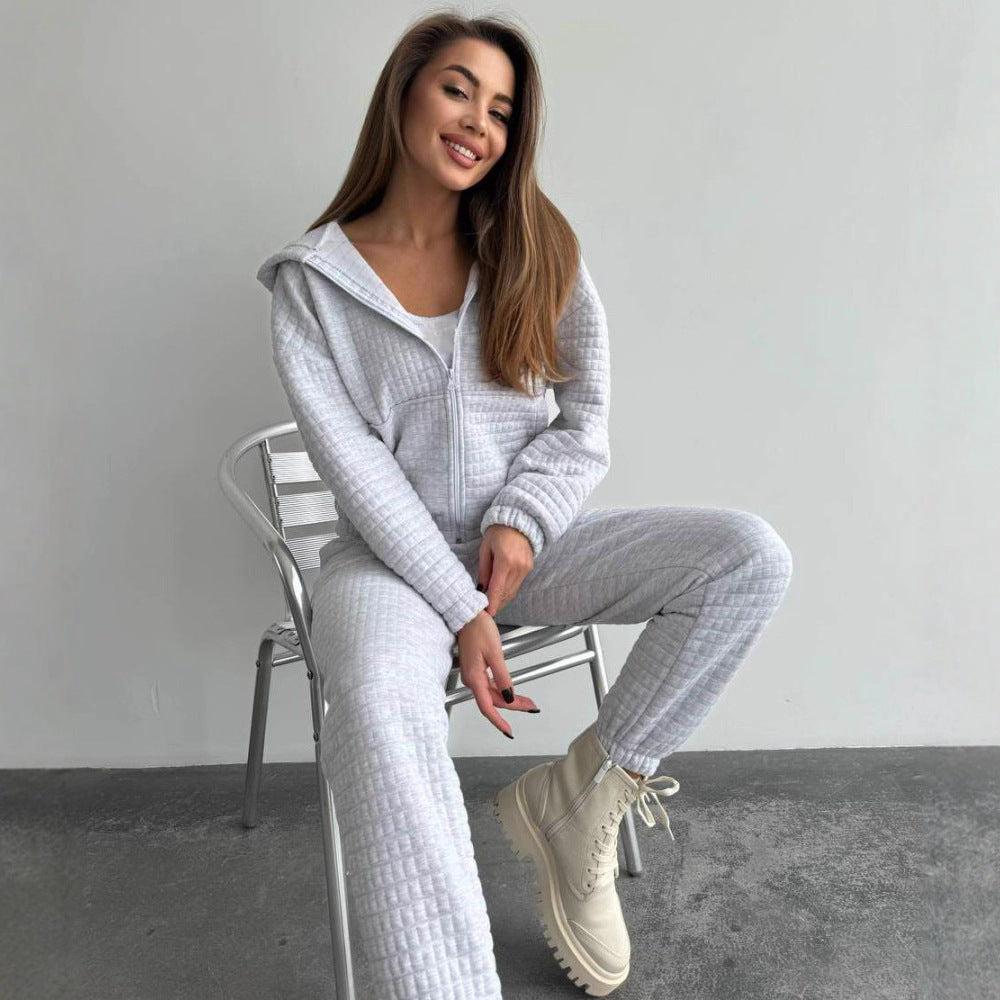Damen Gestepptes Loungewear-Set mit Reißverschluss-Kapuzenjacke, Cropped Bustier und hochtaillierter Jogginghose – Avérine