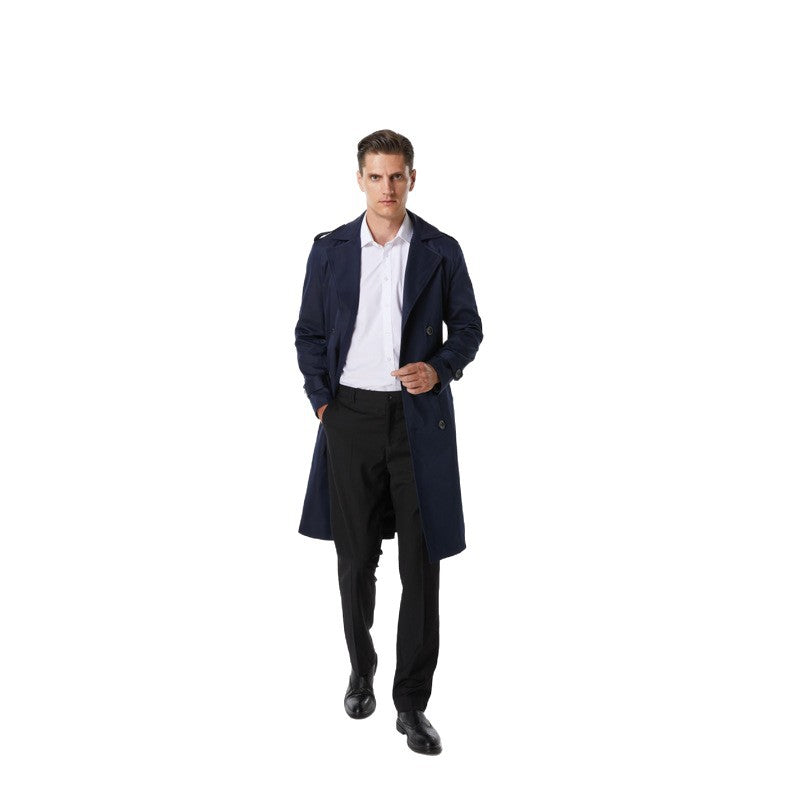 Herren Knielanger Trenchcoat im klassischen Doppelreiher mit Schulterklappen und Taillengürtel Echoarchiv