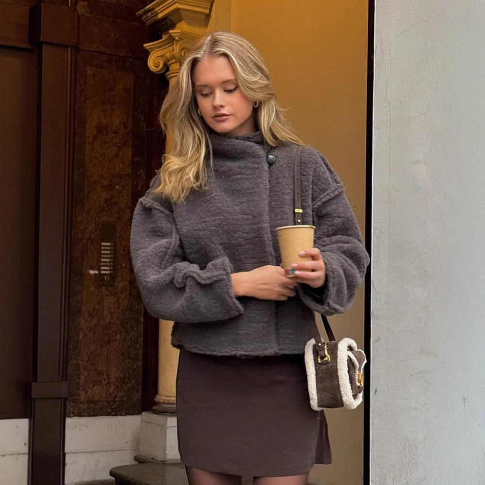 Damen Kurz geschnittener Teddy‑Fauxfur‑Blouson mit hohem Stehkragen und kastiger Silhouette Echoarchiv