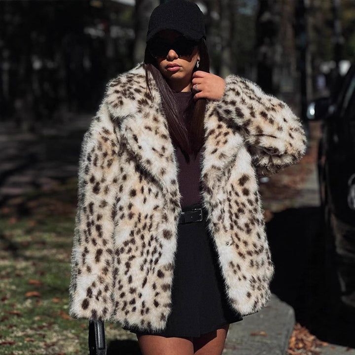 Damen Kurzmantel aus veganem High-Pile Kunstpelz mit Leopard-Print Echoarchiv