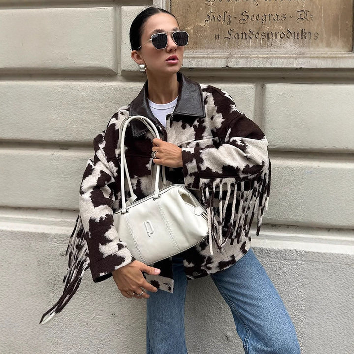 Damen Kurzjacke im Cowprint mit Fransen, Kunstfell‑Optik und Lederkragen Echoarchiv