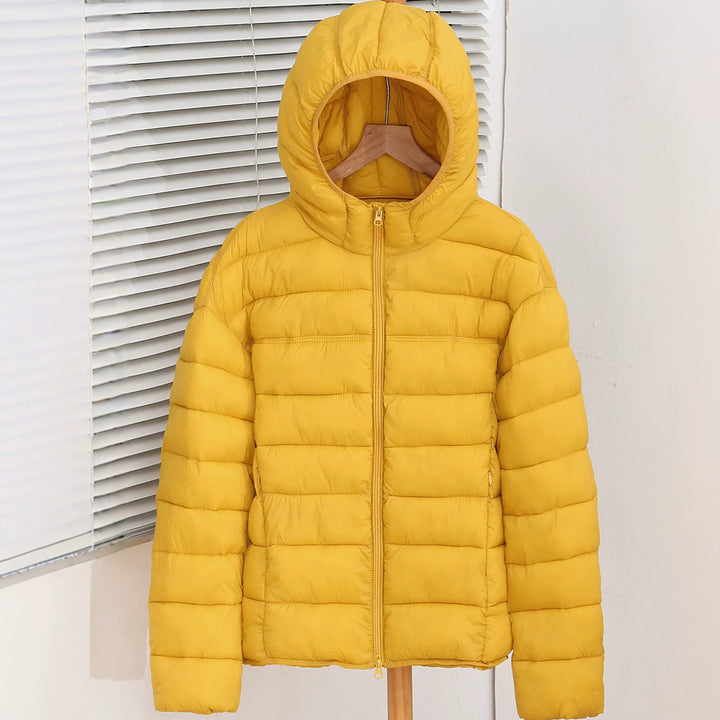 Damen Leichte Kapuzen‑Pufferjacke mit schmaler Quersteppung und ergonomischer Kapuze Echo Archiv