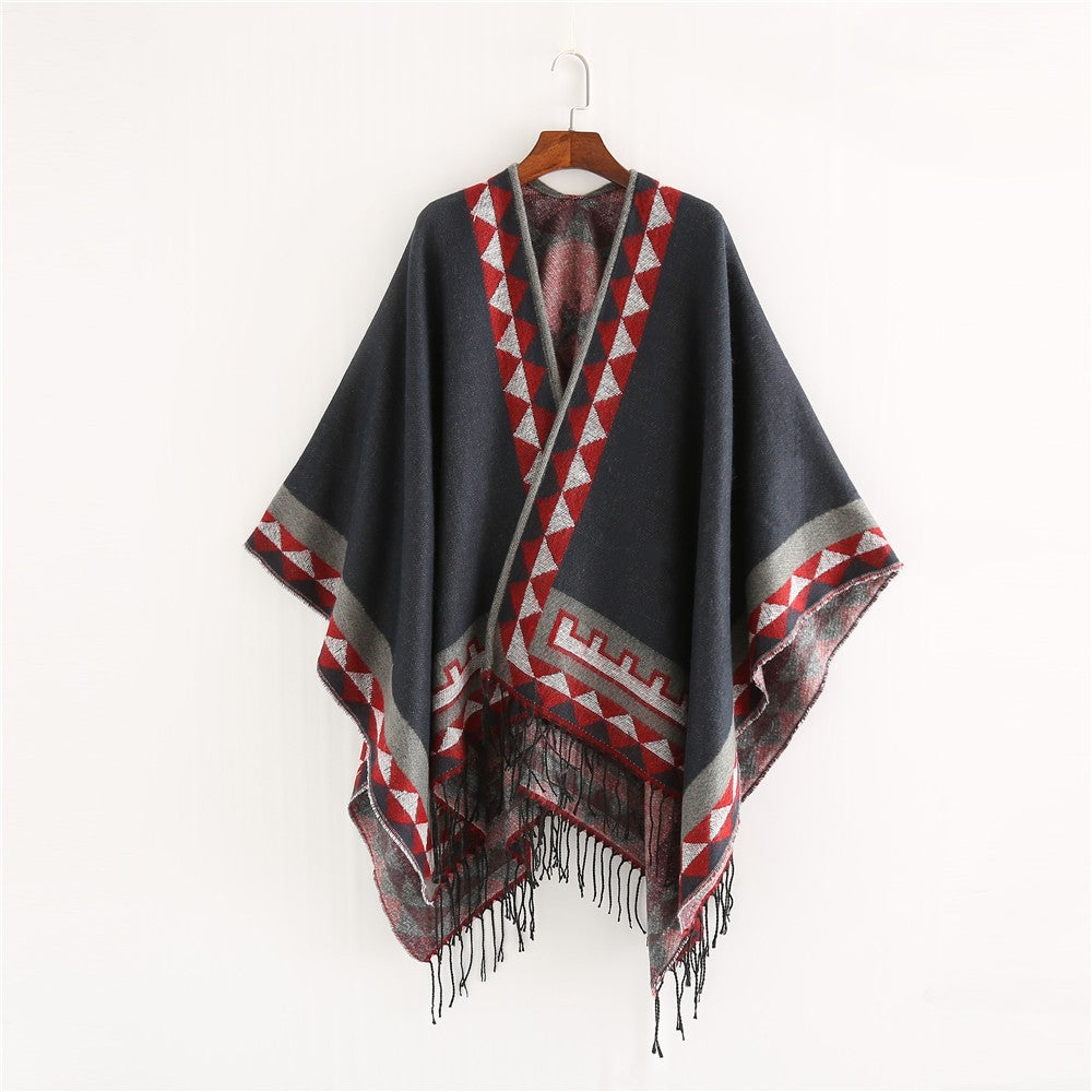 Damen Weichfallender Capeponcho mit Dreieck-Jacquard, Kontrastbordüre und Fransensaum – Célinea