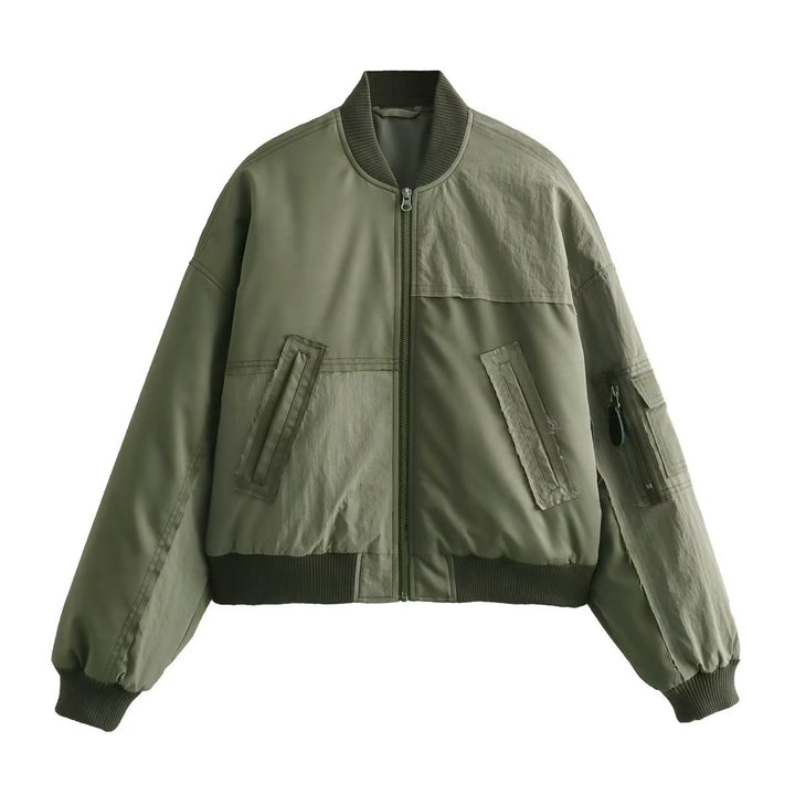 Damen kurz geschnittener Utility-Bomber mit Patchdetails, praktischen Brusttaschen und Ärmel-Reißverschluss – Avenza