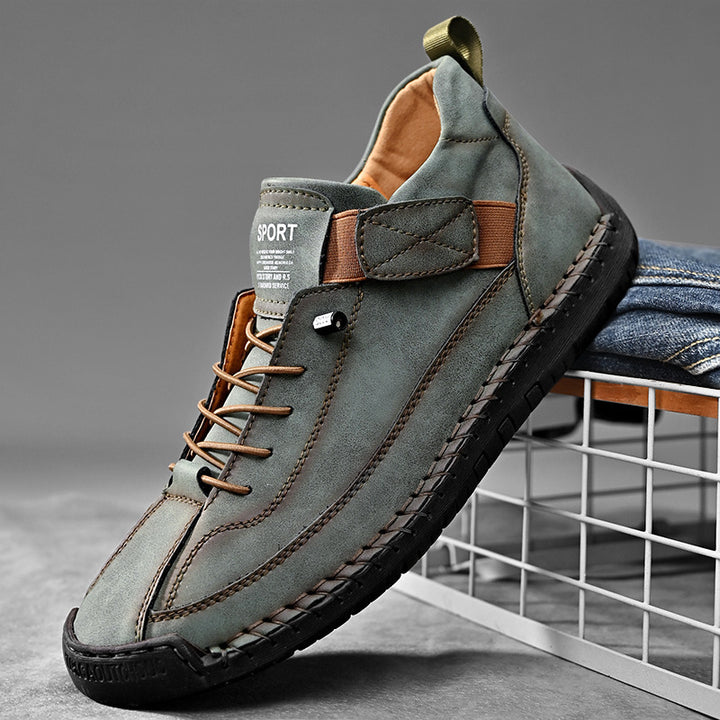 Herren Ledernachahmender Freizeit‑Sneaker mit Klettriemen, Mokassinnaht & profilierter Gummisohle Echoarchiv