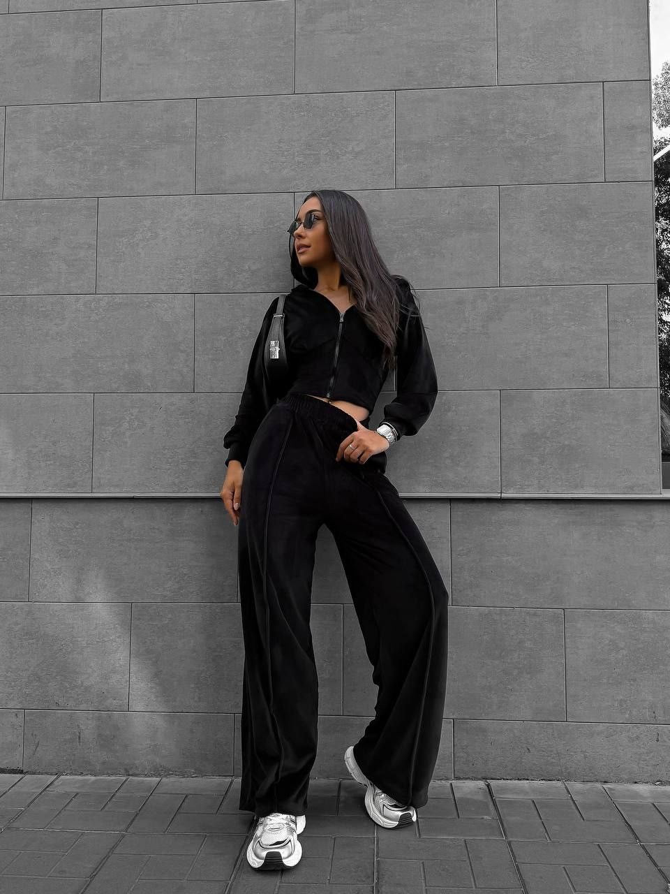 Damen kurzes Kapuzen-Cropped Zip-Sweatshirt mit tailliertem Brustsaum und weiter Velours-Loungehose mit elastischem Bund – Auréline