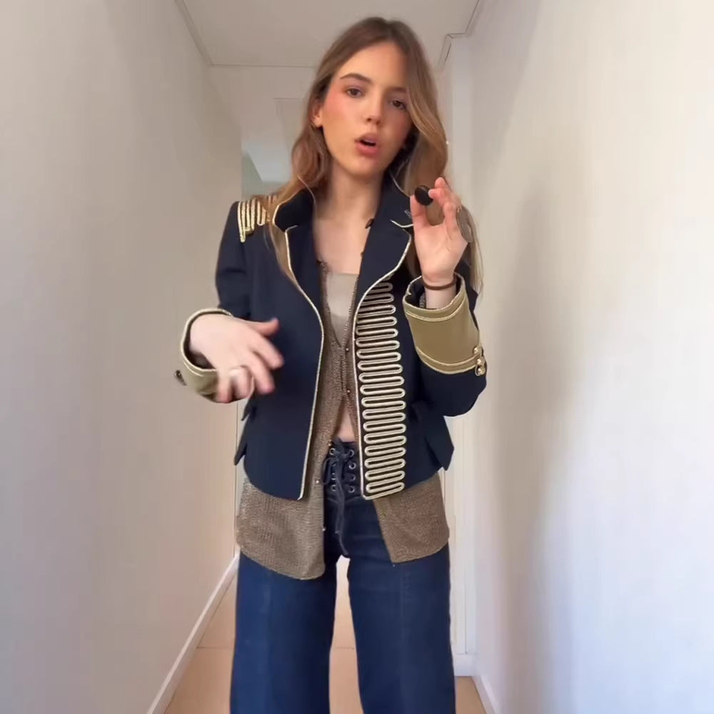 Damen Militärisch inspirierte Kurzjacke mit goldener Gallonborte und Stehkragen Echoarchiv