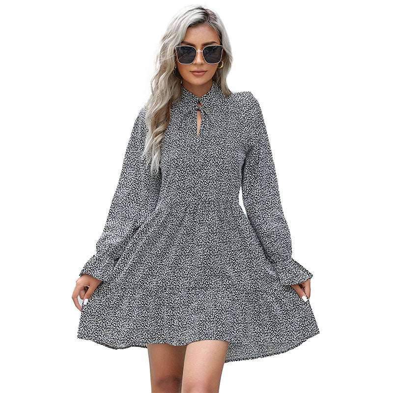 Damen Hemdblusenkleid mit Bindekragen, Stufenrock und langen Glockenärmeln Echoarchiv