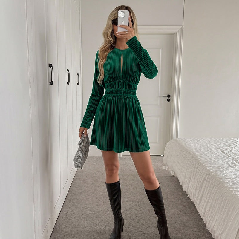 Damen Samt‑Minikleid mit geraffter Taillenpassform und Schlitzdetail Echoarchiv