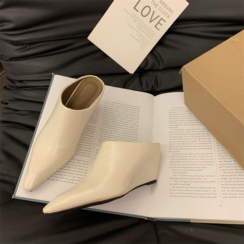 Damen Spitz zulaufende Slip‑On Mules mit skulptiertem Keilabsatz – Avérine
