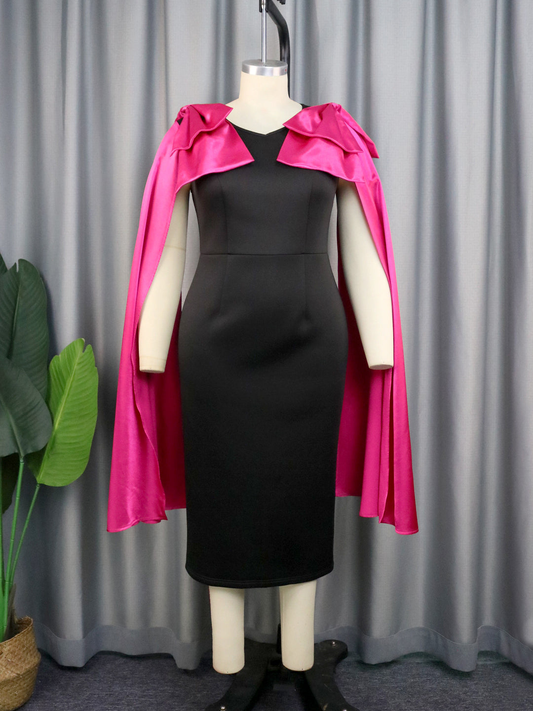 Damen Elegantes Wickelkleid mit dramatischem Cape-Ausschnitt Echo Archiv