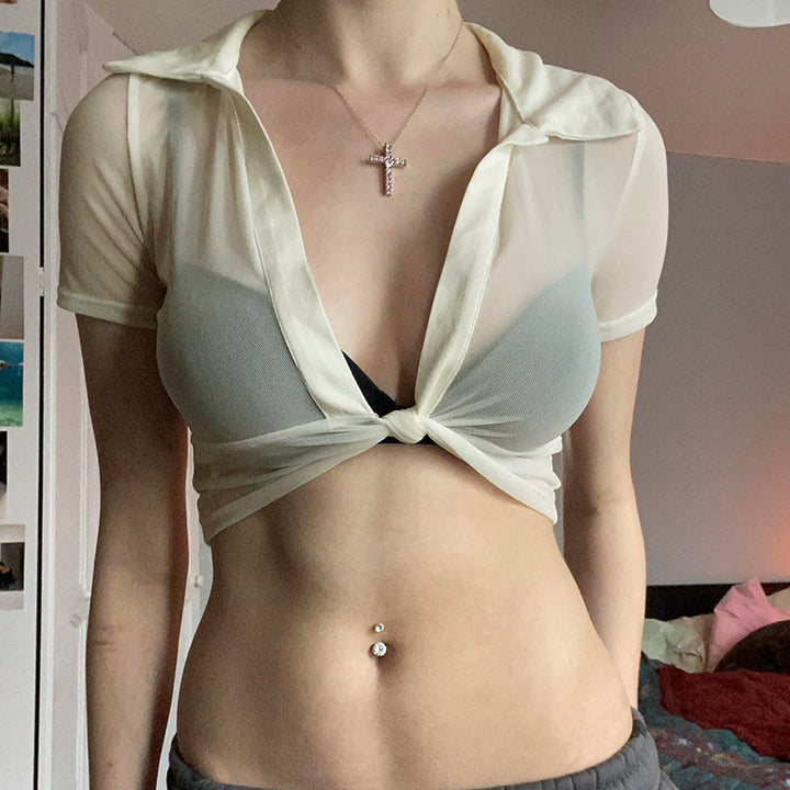 Damen Moderne cropped Bluse mit tiefem V-Ausschnitt und verspieltem Knoten Echo Archiv