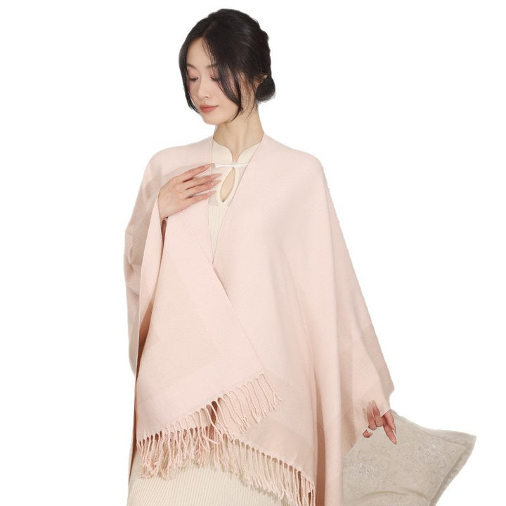 Damen Rechteckiger Wollmix‑Poncho mit offener Front, feiner Kettelnaht und Fransensaum – Avérine
