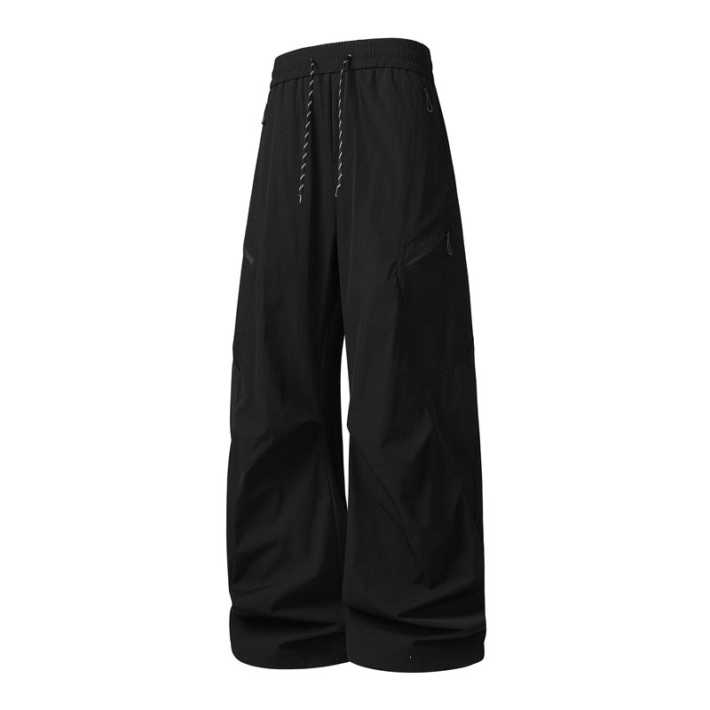 Herren Oversize-Utility-Cargo-Hose aus leichtem Nylon mit elastischem Kordbund, seitlichen Reißverschlusstaschen & weiter Ballon-Silhouette Echoarchiv