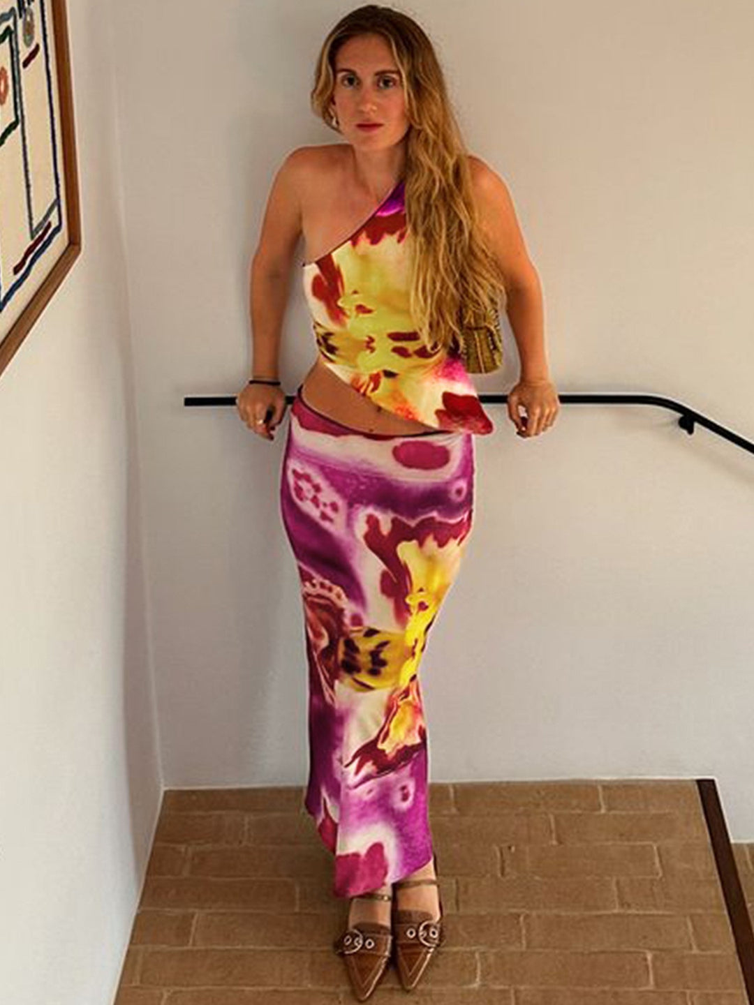 Damen Maxikleid mit asymmetrischem Schnitt und floralen Akzenten Echo Archiv