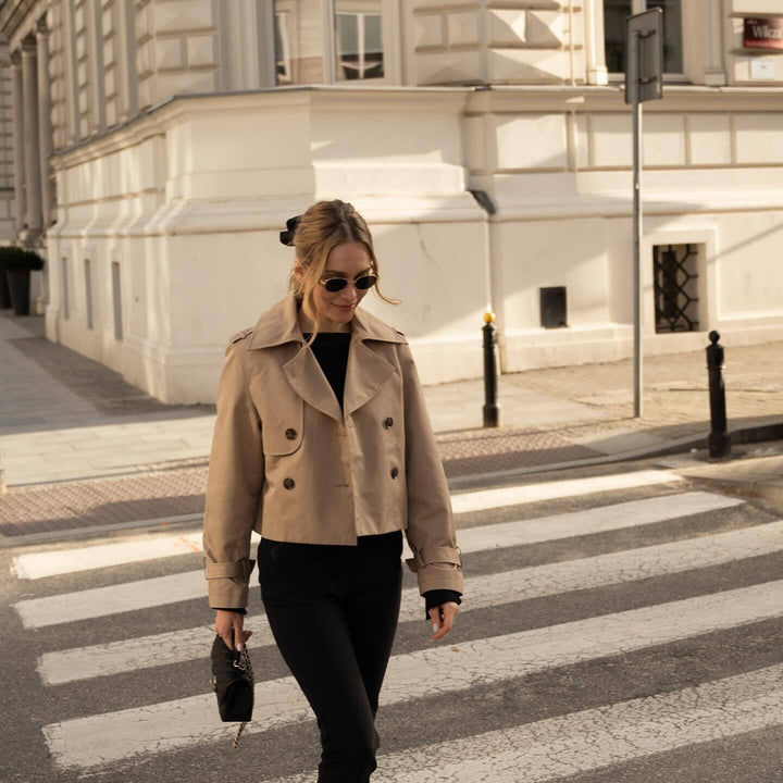 Damen cropped Trenchjacke mit Doppelreiher, Epauletten und verstellbaren Schnallenmanschetten – Célinea