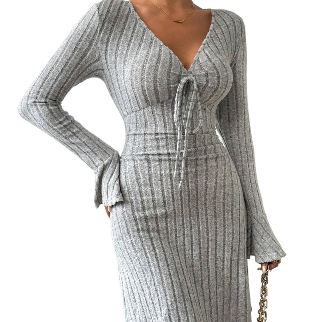 Damen geripptes Strick-Midikleid mit tiefem V-Ausschnitt Bindeband und taillierter Silhouette – Élara
