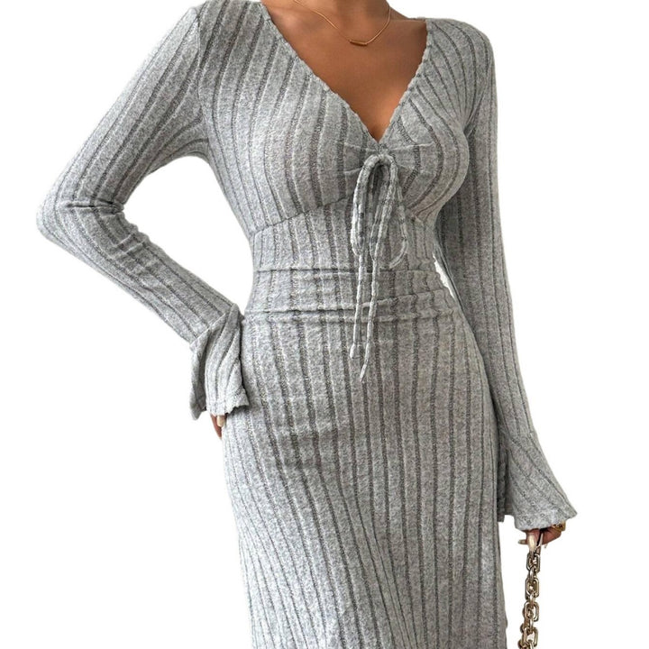 Damen geripptes Strick-Midikleid mit tiefem V-Ausschnitt Bindeband und taillierter Silhouette – Élara