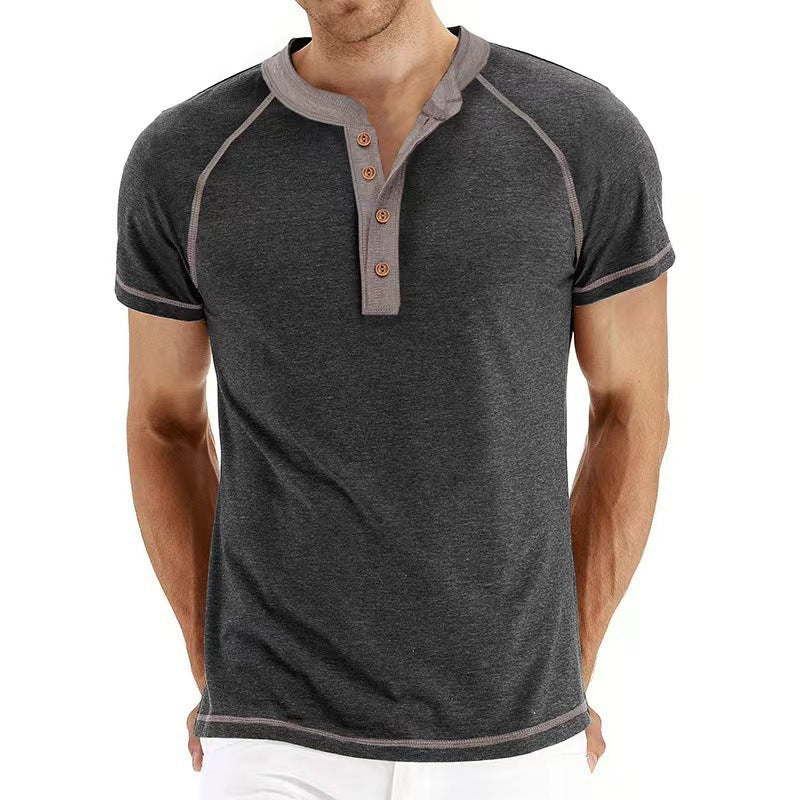 Herren modisches Henley-T-Shirt mit eleganter Knopfleiste und kontrastierenden Nähten Echoarchiv
