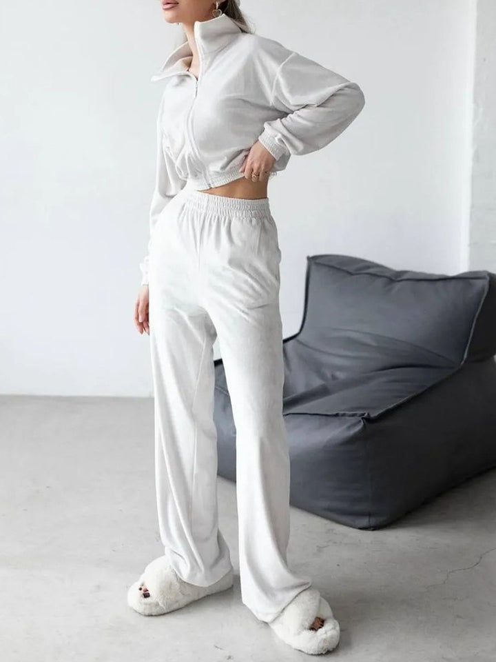 Damen luxuriöses Velours Lounge-Set mit kurzem Reißverschlussjacke und hochtaillierter Gummibund-Jogger – Élanora