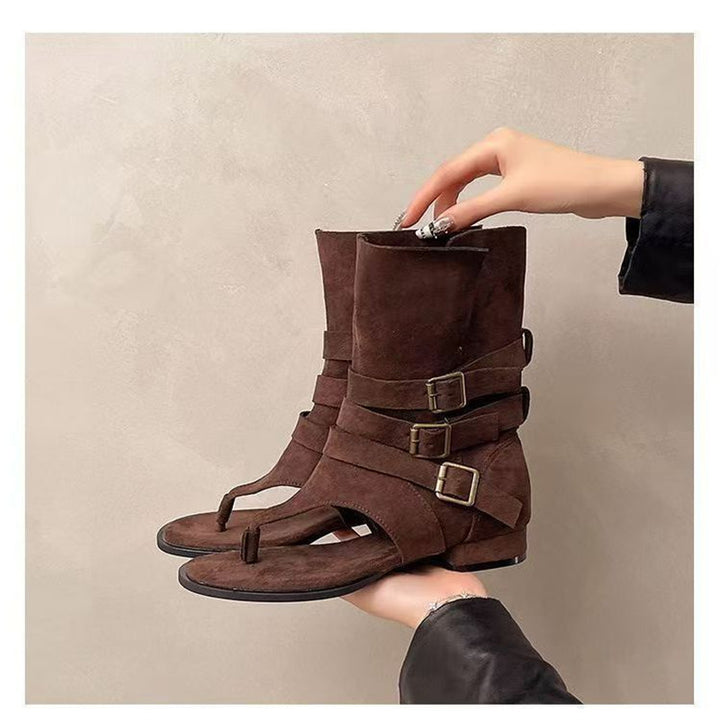 Damen Sandalen‑Stiefelette aus Veloursleder mit Zehensteg und dekorativen Schnallenriemen – Sorelia